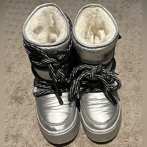 Brand new never worn girls winter boots size 5